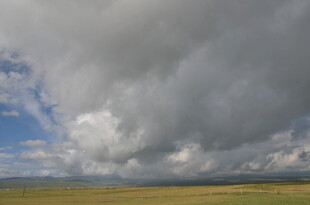 草原上的厚重积雨云