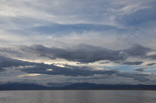 湖畔天空 云影交织