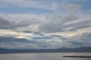 湖畔云景