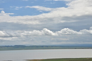 蓝天白云下的广阔水域