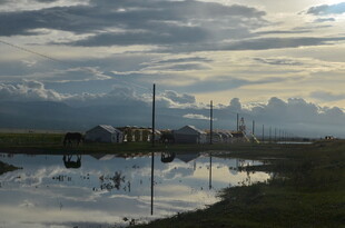 湖畔渔村的静谧黄昏景象
