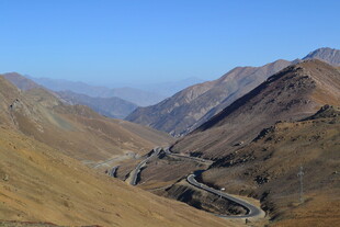 蜿蜒山路穿行于连绵山峦