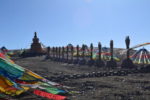 藏区经幡阵 信仰的风景线
