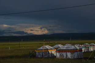 草原暮色下的多彩帐篷