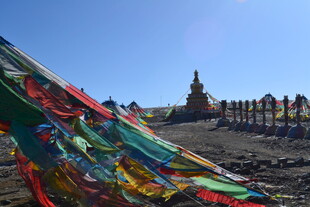 草原上的五彩经幡与佛塔