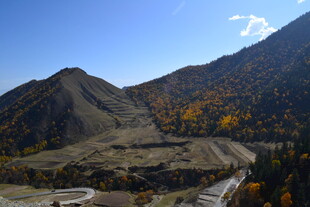 秋日山间公路美景