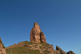 高耸的红色岩石山峰