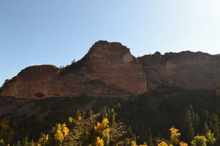 秋日山间壮丽红岩景观