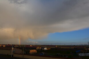 夕阳下城市上空的壮丽云彩