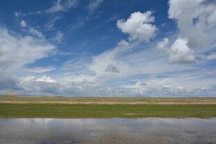 草原蓝天倒影美景