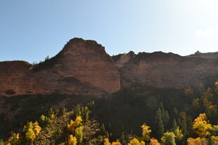 秋日山间壮丽景色