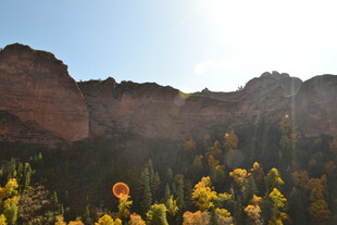 秋日山林间的壮丽山景