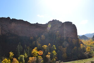 秋日山间壮丽岩石景观