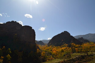 山间秋景 阳光洒落山谷