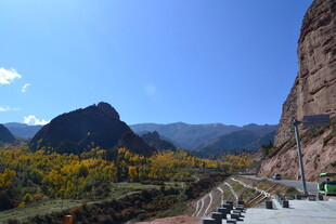 山间公路旁的壮丽秋景