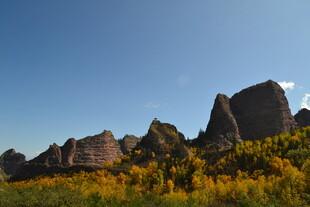 秋日山野间的嶙峋岩石
