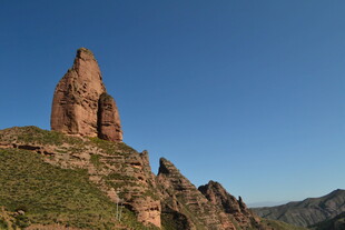 巍峨奇峰屹立蓝天之下