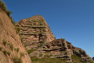 陡峭层叠的壮丽岩石山峰