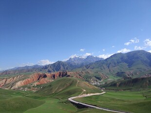 山间公路 壮美自然风光