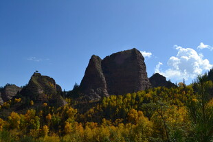 山间繁花簇拥的奇特岩石