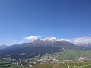 高山绿野间的壮丽风光
