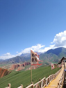 山间步道旁飘扬的多彩旗帜