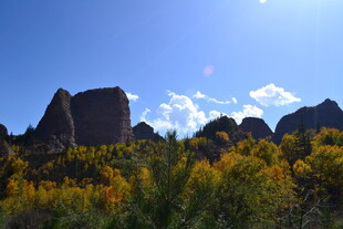 秋日山间奇岩与绚烂植被