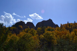 秋日山林间的巍峨山峰