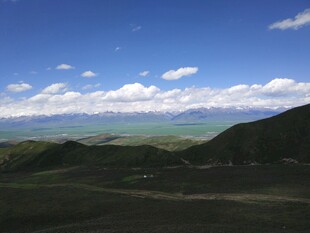 辽阔草原上的蓝天白云