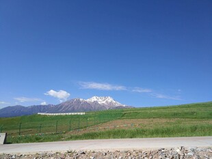 蓝天绿野间的远山美景