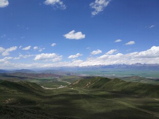 辽阔草原上的蓝天白云