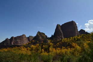 秋日山间多彩景致