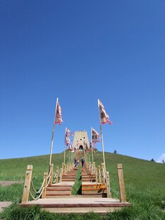 草原上的木质观景台