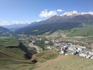 山间小镇全景风光