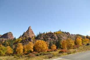秋日公路旁的多彩山峦