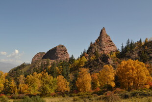 秋日山林中的奇特岩石景观