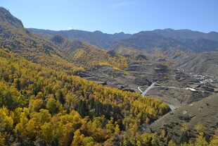 秋日山谷斑斓美景