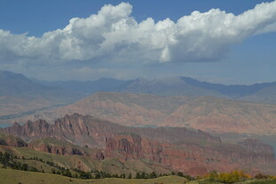 壮丽山景与蓝天白云