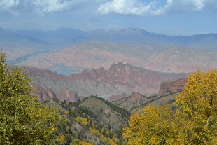 秋日山间绚丽景色