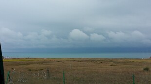 草原上的辽阔天空与云朵