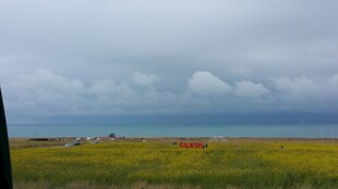 草原上的天空与远方景色