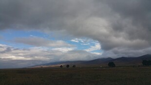 乌云笼罩下的草原天空