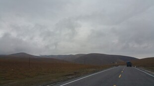 公路伸向远方的苍茫景色