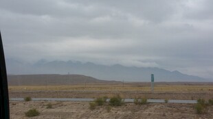 荒漠远景 天际云山朦胧