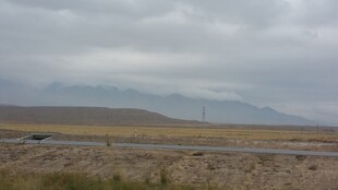 旷野公路 阴云下的孤寂风景