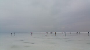 雾霭中的海边栈桥