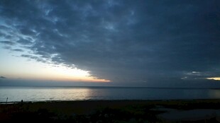 海边暮色下的壮阔天空