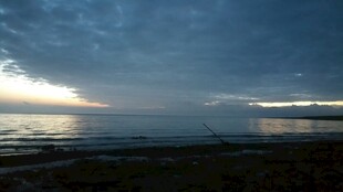 海边暮色下的宁静海面