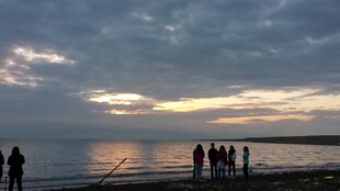 海边黄昏众人赏景时刻