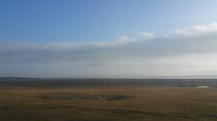 广袤原野上的晴朗天空